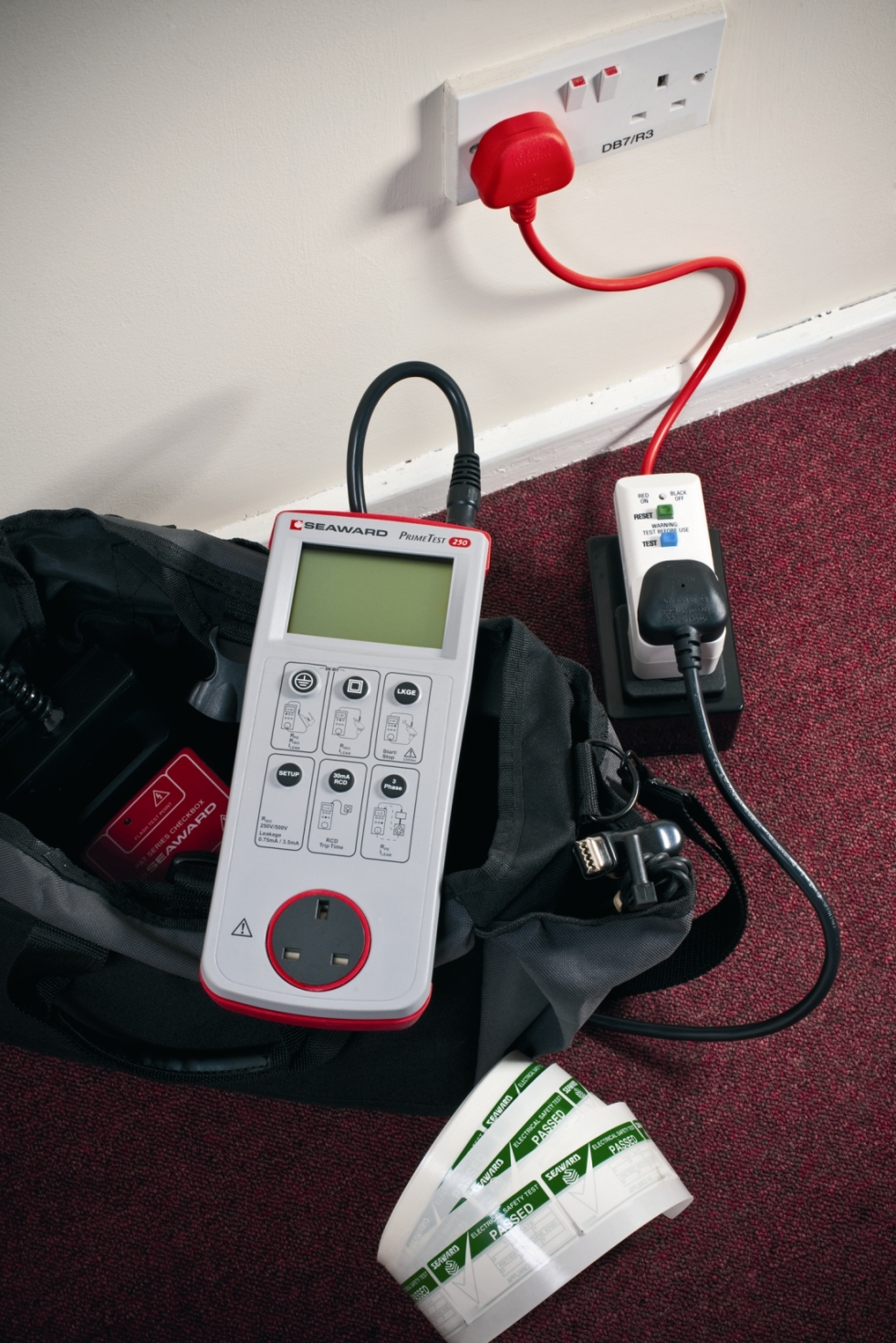 Taşınabilir elektrikli cihaz güvenlik testinde kullanılan PAT test cihazı